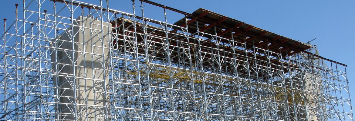 Aluscaff Aluminium-Gerüst im Einsatz vor blauem Himmel